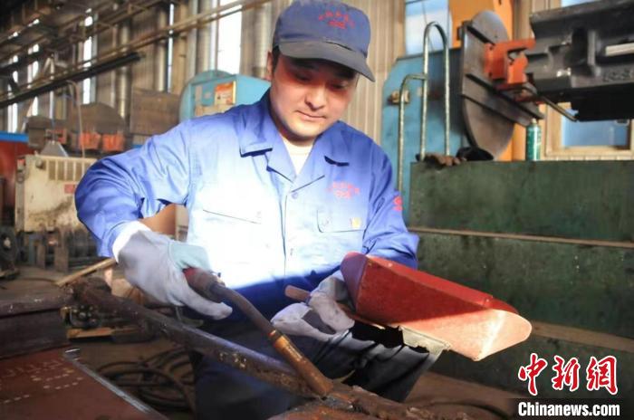 圖為工作中的王萬明。(資料圖) 中煤張家口煤礦機械有限責(zé)任公司供圖