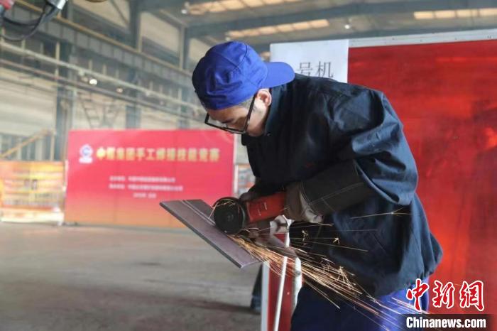 圖為王萬明正在參賽。(資料圖) 中煤張家口煤礦機械有限責(zé)任公司供圖