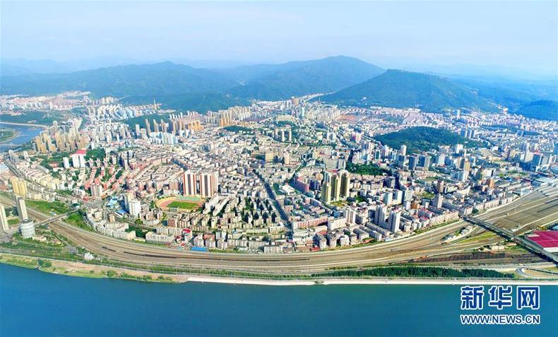 鳥瞰遼寧本溪市區(qū)（2017年7月17日無人機拍攝）。新華社發(fā).jpg