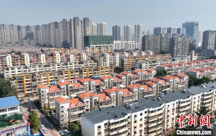 圖為空中俯瞰唐山老舊小區(qū)改造場景。　趙亮 攝