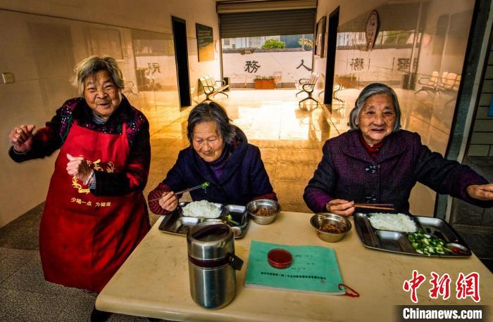 《老人幸福食堂》?！潜?攝