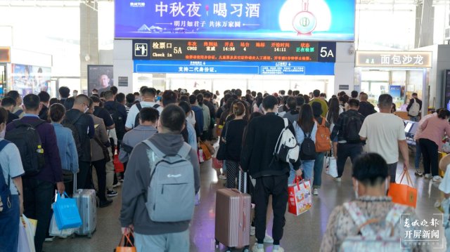 云南鐵路（春城晚報-開屏新聞記者 孫江葒 通訊員 鄧瑜 石佳 梁穎 張灝 李雯雯 攝）