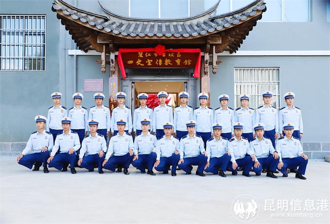 中隊(duì)參觀駐地紅色教育基地（趙智輝攝）