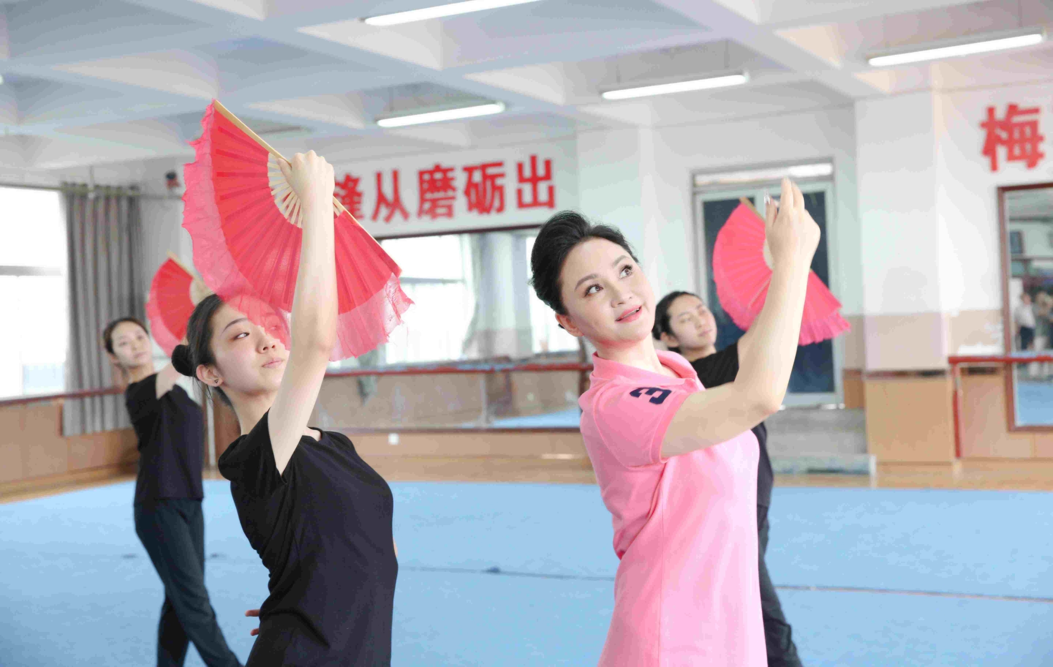 李梅（前排右一）在排練    陜西省戲曲研究院供圖