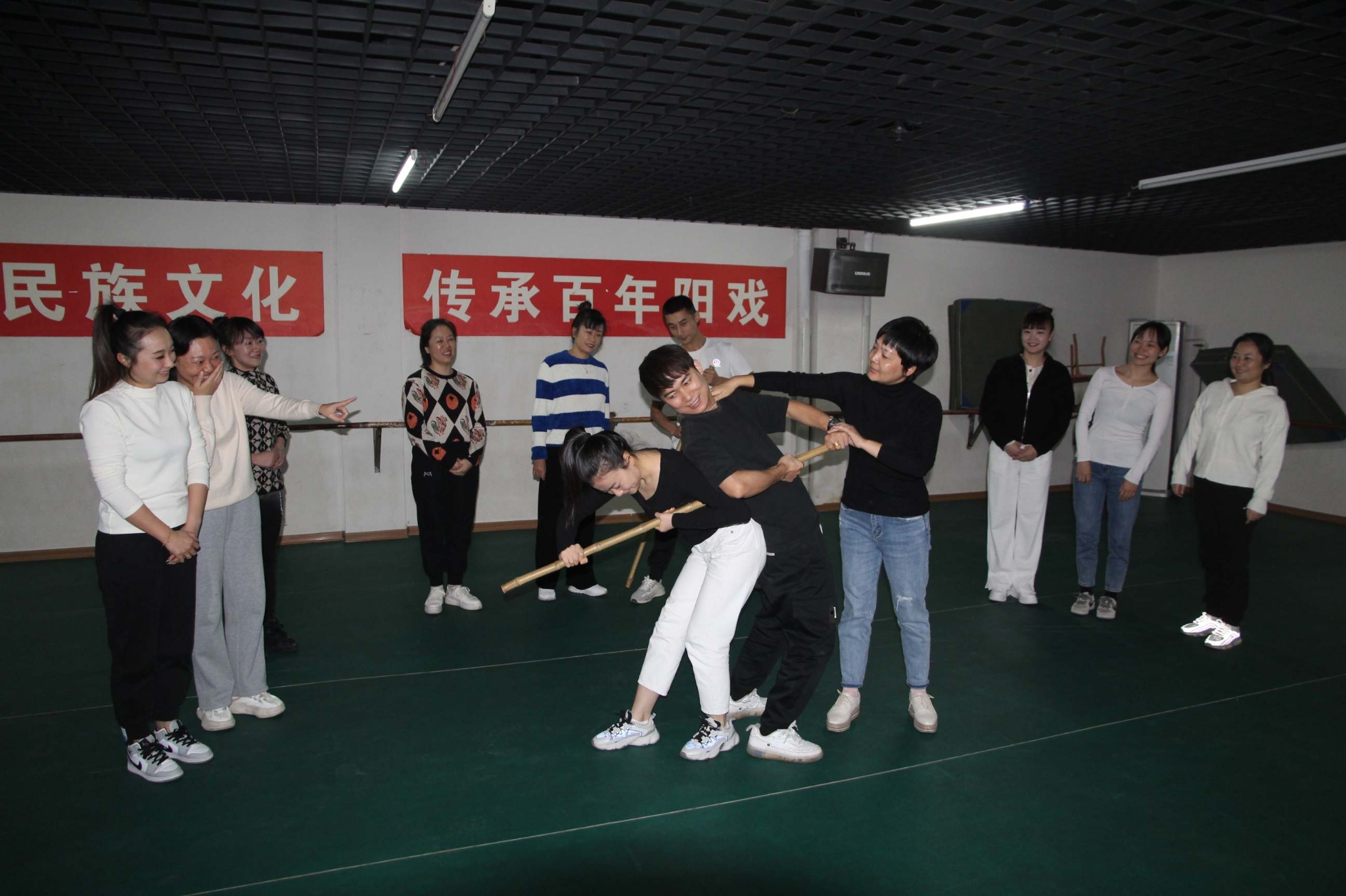 ▲ 黃瓊（右四）在指導(dǎo)演員排練陽戲劇目中的舞蹈