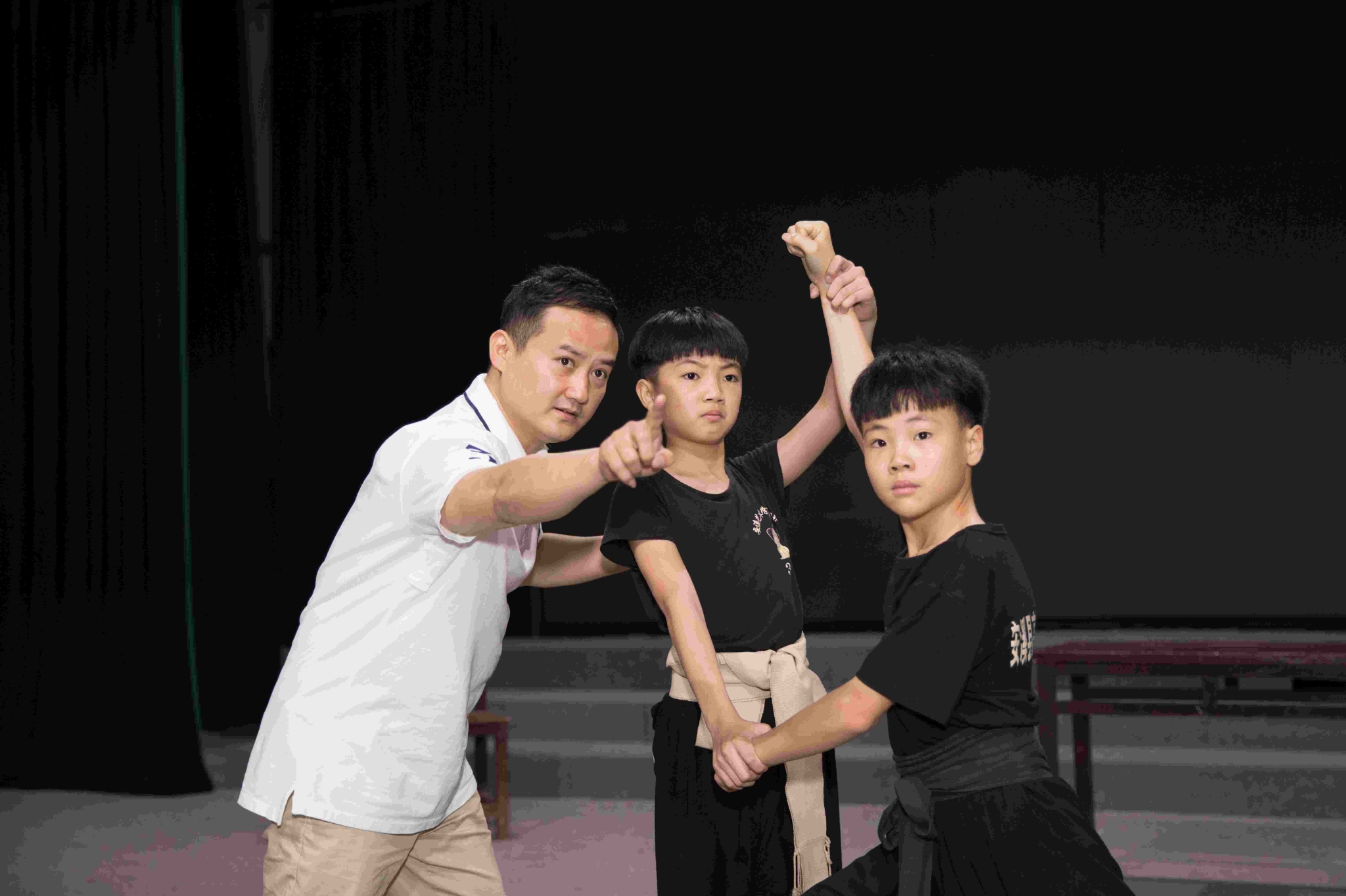 謝志斌（左一）指導(dǎo)小演員排練    高甲戲藝術(shù)保護(hù)傳承中心供圖