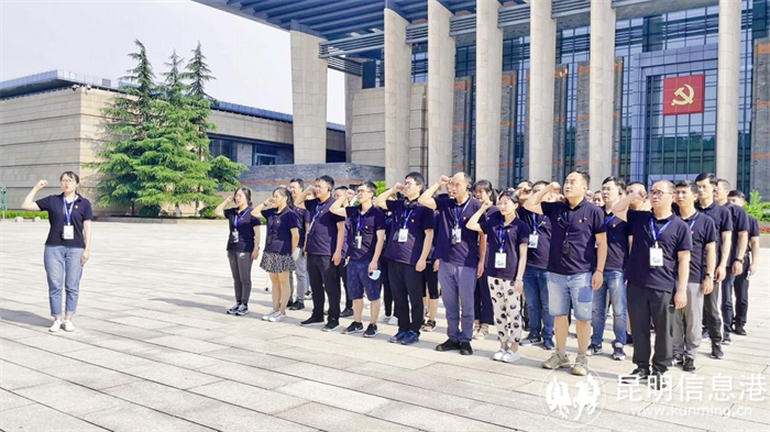 學(xué)員在嘉興南湖革命紀(jì)念館重溫入黨誓詞