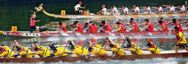 近五年，廣東投入7500億元推進(jìn)環(huán)保設(shè)施建設(shè)和污染治理，527條城市建成區(qū)黑臭水體基本消除。圖為中山石岐舉辦龍舟聯(lián)誼活動(dòng)