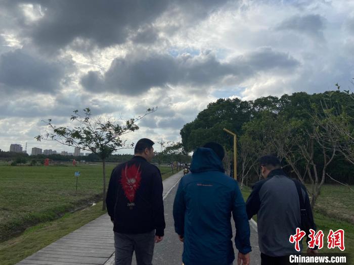 江宜隆(左一)和好友組團游玩?！×植?攝