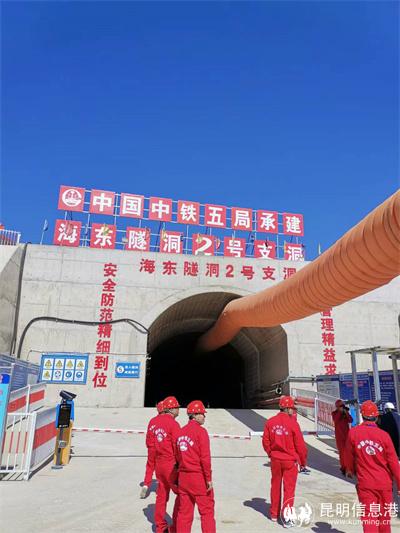 學生在“滇中引水”工程海東隧道2號支洞項目實習 學生在“滇中引水”工程海東隧道2號支洞項目實習