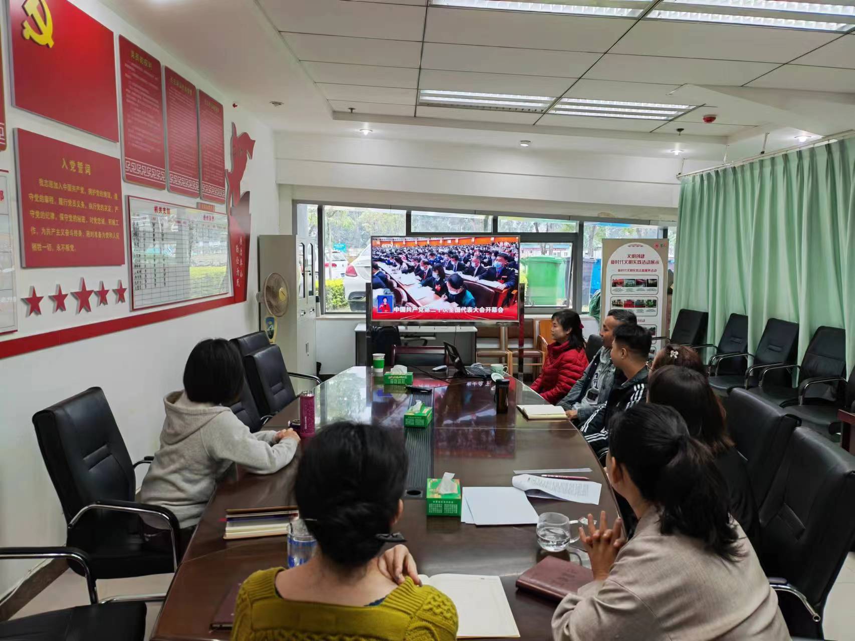 西山區(qū)參加集中觀看黨的二十大開幕會企業(yè)人員數(shù)量143人，企業(yè)主要負(fù)責(zé)人13人，黨員53名。