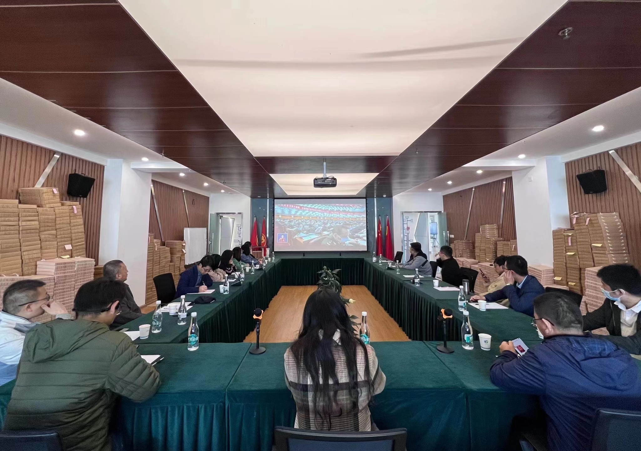 盤龍區(qū)電子商務(wù)創(chuàng)業(yè)園參加集中觀看黨的二十大開幕會