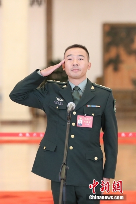 圖為孫金龍代表接受采訪。 <a target='_blank' href='/'>中新社</a>記者 蔣啟明 攝