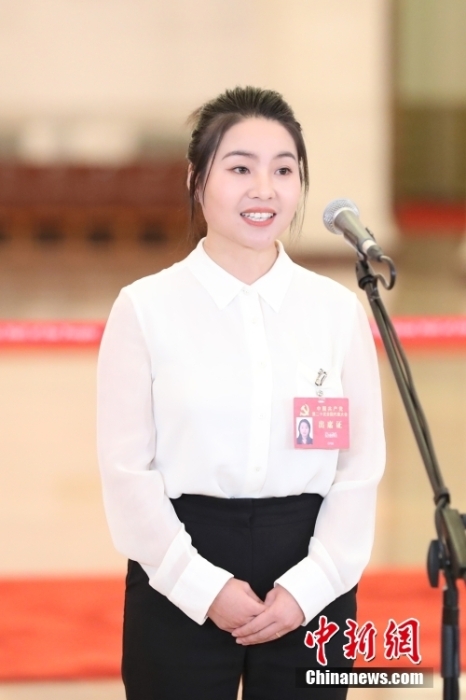 10月16日，中國共產黨第二十次全國代表大會在北京人民大會堂開幕。大會開幕前，舉行“黨代表通道”采訪活動。圖為姜麗娟代表接受采訪。 <a target='_blank' href='/'>中新社</a>記者 蔣啟明 攝