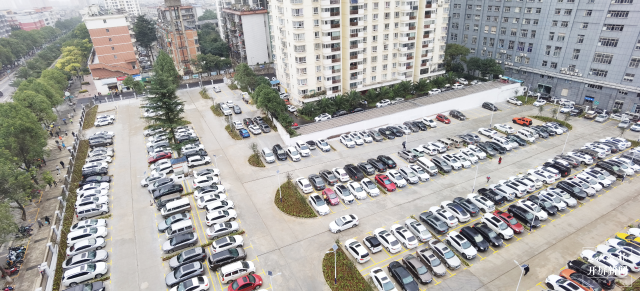 曲靖中心城區(qū)最大停車場建成投用(開屏新聞記者 蔣瓊波 通訊員 陳林 攝)