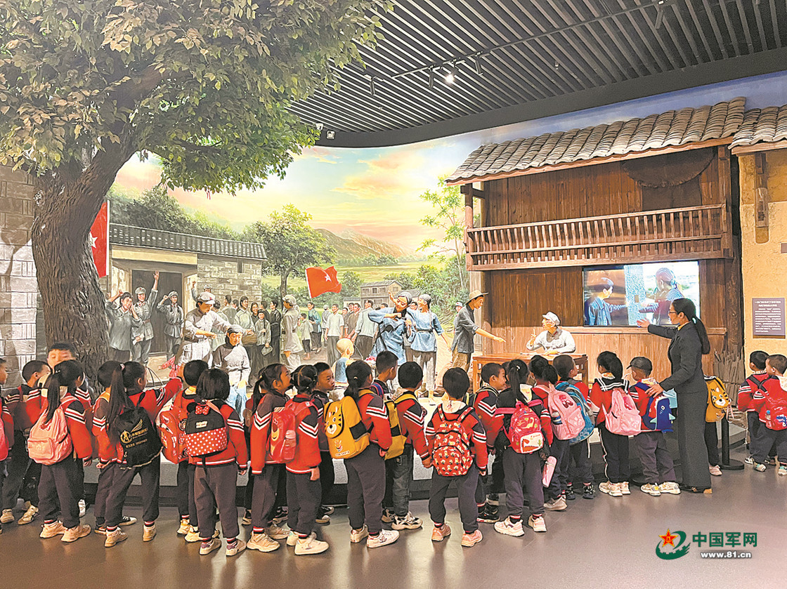 寧化縣革命紀念館（長征館）講解員為福建省三明市寧化縣水茜鄉(xiāng)中心學校學生講述紅軍故事。曾 凡攝