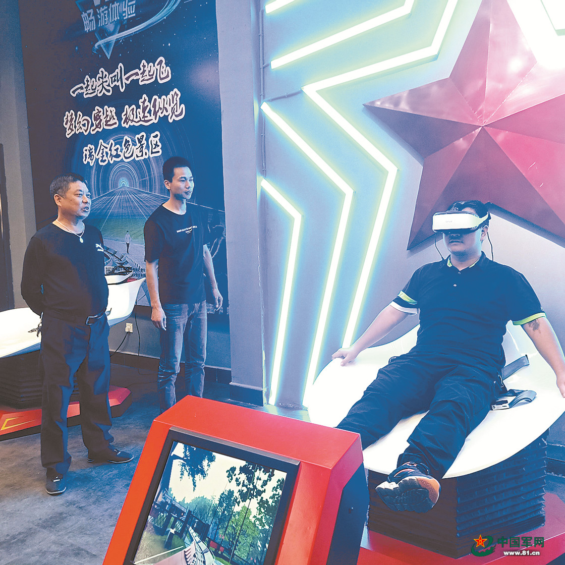 在江西省瑞金市中華蘇維埃第二次全國代表大會舊址，游客體驗VR設備。朱 峰攝