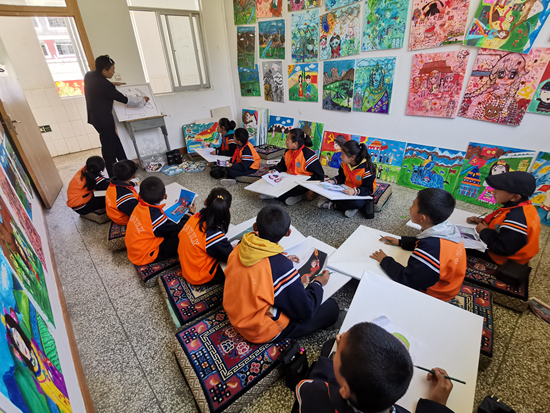 高群斌在學(xué)校畫室里指導(dǎo)參加社團(tuán)的孩子畫畫。受訪者供圖