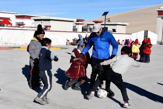 施剛強(qiáng)老師指導(dǎo)學(xué)生踢足球。受訪者供圖