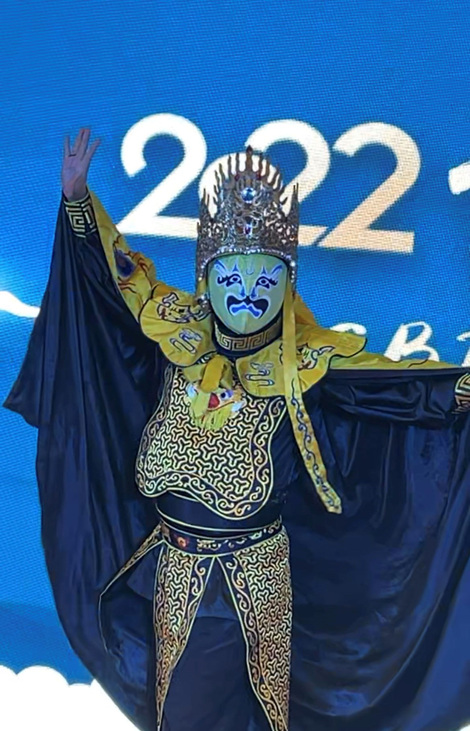 沙特記者伊曼對(duì)中國(guó)傳統(tǒng)文化深感興趣，這是她手機(jī)中川劇變臉的隨手拍。受訪者供圖