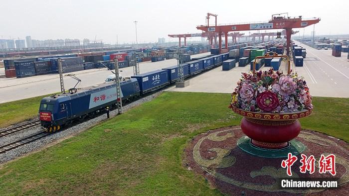 資料圖：陜西西安，中歐班列(西安—漢堡)列車整裝待發(fā)。(無人機照片) <a target='_blank' href='/'>中新社</a>發(fā) 黃鑫 攝