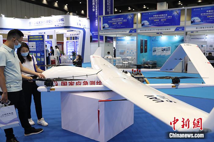 資料圖：9月21日，以“智能時空，創(chuàng)新引領(lǐng)”為主題的2022中國北斗應(yīng)用大會在中部省份河南舉行，圖為應(yīng)用北斗技術(shù)的應(yīng)急測繪無人機(jī)吸引參觀者。 <a target='_blank' href='/'>中新社</a>記者 闞力 攝