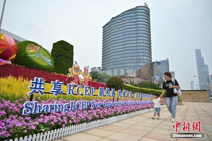 資料圖：東博會主題花壇吸引市民觀賞。 俞靖 攝