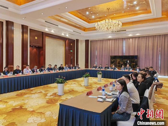 在蘇港澳代表人士國情研修活動在淮安舉行，與會代表集中收看中共二十大開幕實況?！」i 攝