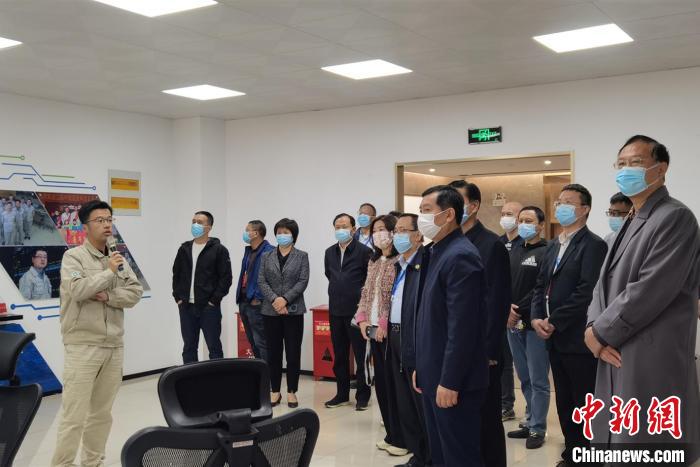 港澳代表人士考察江蘇實體經濟企業(yè)。　郭鵬 攝