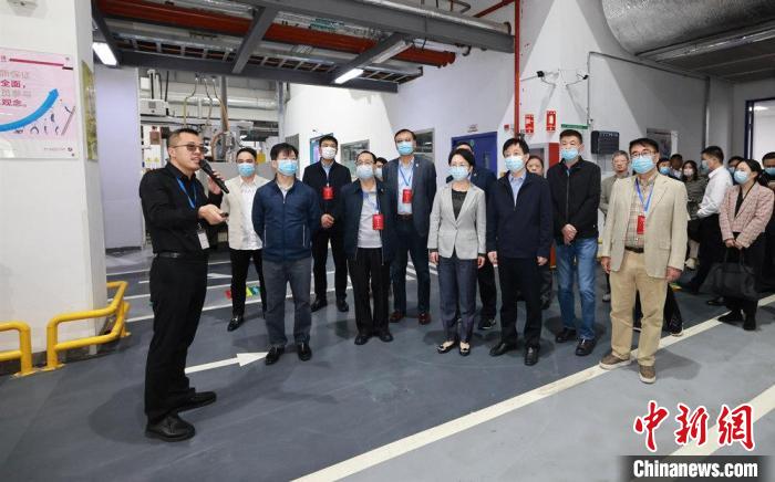 港澳代表人士考察江蘇實體經濟企業(yè)?！」i 攝