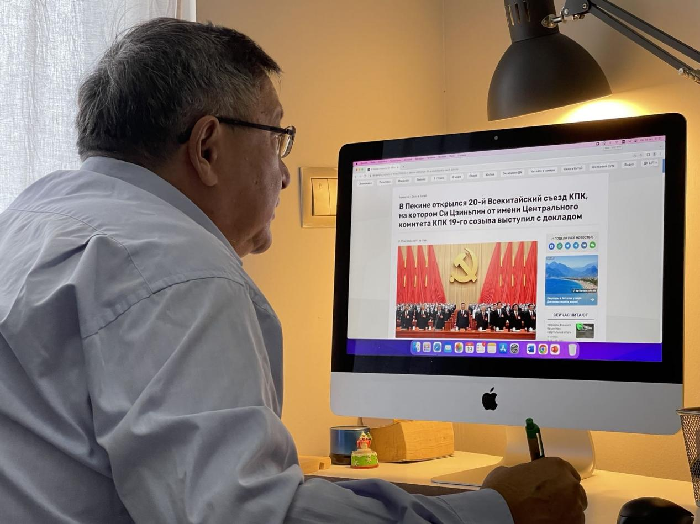 《哈薩克斯坦實(shí)業(yè)報(bào)》總編輯謝里克·科爾茹姆巴耶夫?yàn)g覽中共二十大相關(guān)新聞。受訪者供圖