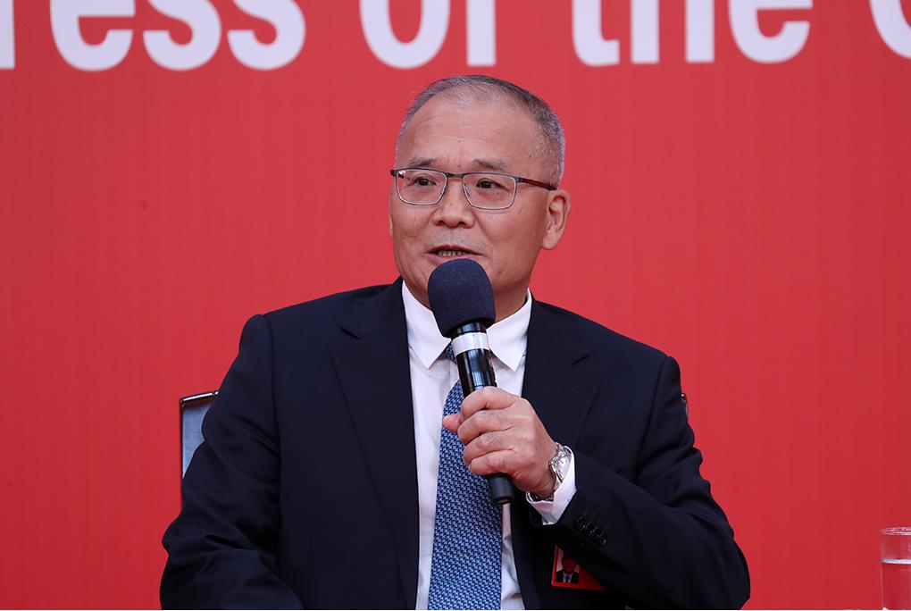 云南省委副書記石玉鋼在回答記者提問。徐想 攝