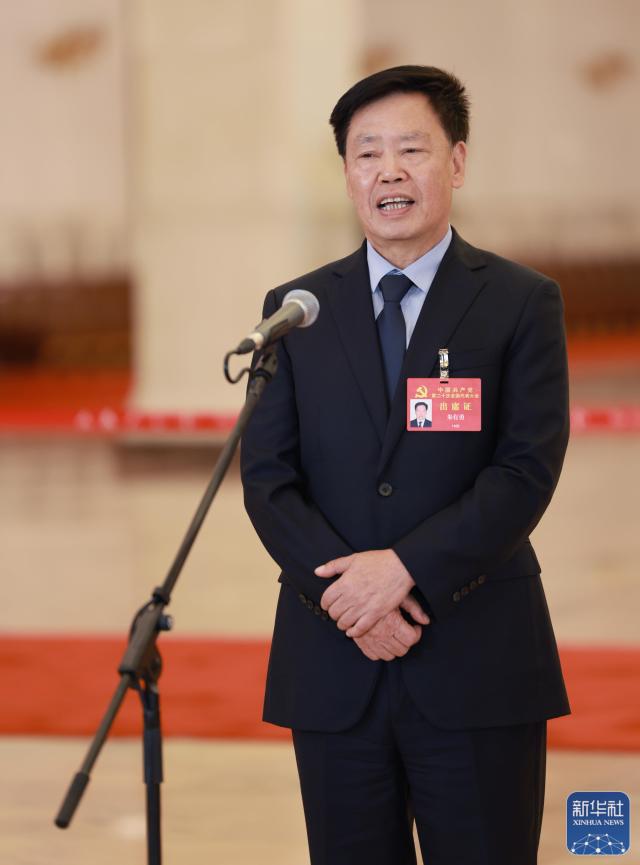 這是開幕會(huì)前，朱有勇代表接受采訪。新華社記者 邢廣利 攝