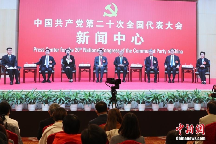 10月19日，中國共產(chǎn)黨第二十次全國代表大會新聞中心舉行集體采訪。重慶、四川、貴州、云南、西藏、陜西、甘肅代表團(tuán)新聞發(fā)言人出席，介紹代表團(tuán)學(xué)習(xí)討論二十大報告情況，并回答記者提問。圖為分會場。 中新社記者 蔣啟明 攝