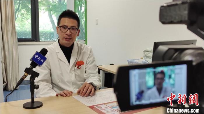 凃嘉凱在接受中新網(wǎng)記者采訪?！垈髅?攝