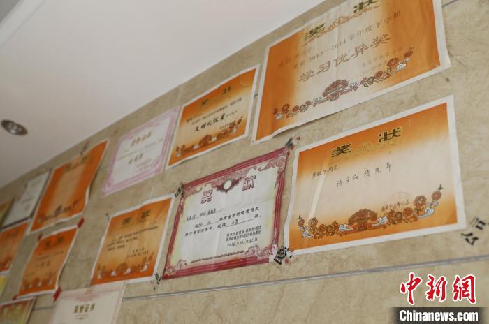 龐鈺千獲得的獎(jiǎng)狀貼滿了家里半面墻?！±铦?攝