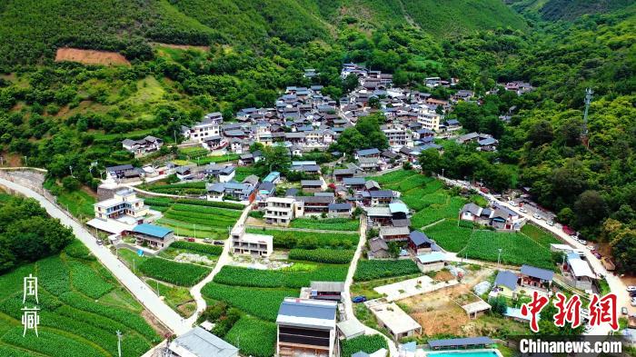 圖為維西縣塔城鎮(zhèn)英都灣村?！　秾毑亍芬曨l截圖 攝