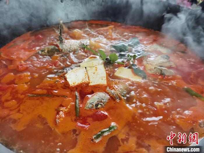 資料圖：貴州苗家酸湯魚?！≈苎嗔?攝