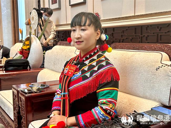 二十大代表，普洱市瀾滄拉祜族自治縣老達(dá)?？鞓防镅菟囉邢薰緞?chuàng)辦人李娜倮