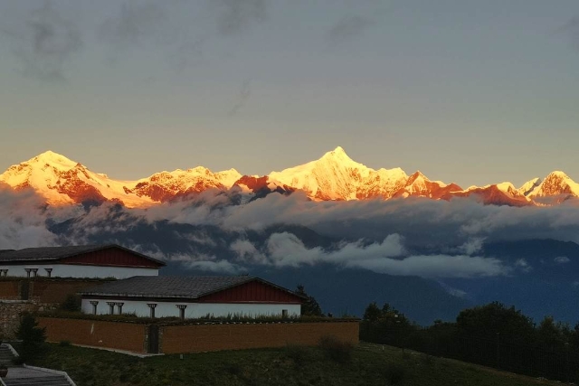 梅里雪山再現(xiàn)“日照金山”景象（圖據(jù)人民日報客戶端）