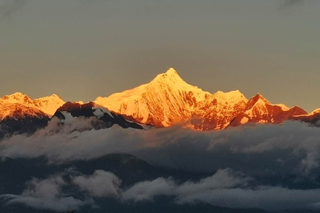 梅里雪山再現(xiàn)“日照金山”景象（圖據(jù)人民日報客戶端）