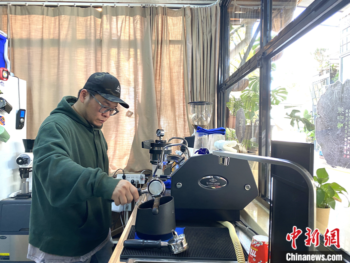圖為10月21日，劉肇中在咖啡工作室里制作咖啡。 <a target='_blank' href='/'>中新社</a>記者 陳靜 攝