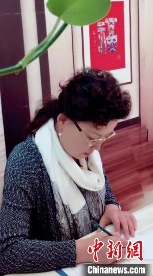 上海市“白玉蘭紀(jì)念獎(jiǎng)”獲得者、上海市非物質(zhì)文化遺產(chǎn)“中式服裝盤扣制作技藝”代表性傳承人珊麗娜。　受訪者供圖