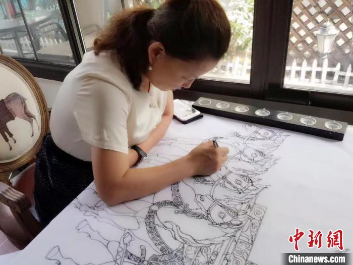 珊麗娜在創(chuàng)作盤藝作品。　受訪者供圖