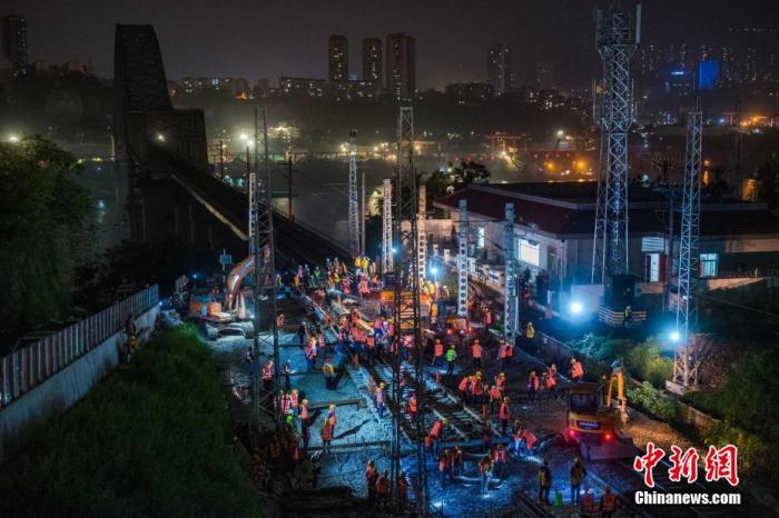 資料圖：圖為重慶萬州聯(lián)合壩線路所站改工程施工現(xiàn)場，工人們挑燈夜戰(zhàn)。 侯本艷 攝