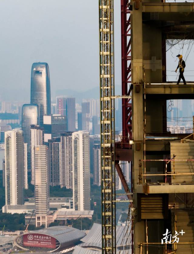 廣州廣商中心已突破270米高度，建成后將是亞洲最高的純鋼結構建筑。