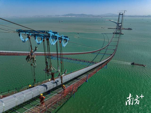 世界最高海中橋，深中通道伶仃洋大橋橋塔如定海神針矗立海中。