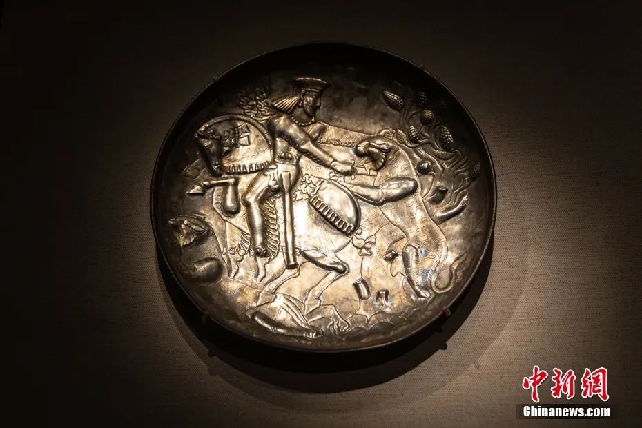 8月18日，甘肅省敦煌市，“燦爛記憶：從美索不達(dá)米亞到犍陀羅——東方文明古國冶金術(shù)展”在敦煌莫高窟揭幕。