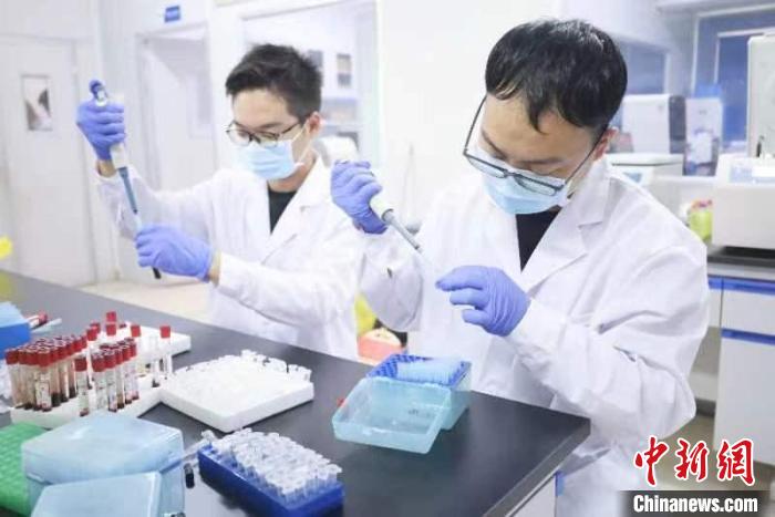 資源庫(kù)研究人員進(jìn)行實(shí)驗(yàn) 許清華 攝