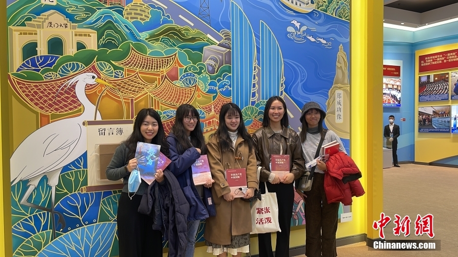 圖為臺(tái)灣青年在展覽的“兩岸一家親”彩繪墻前合影留念。 <a target='_blank' href='/'>中新社</a>記者 朱賀 攝